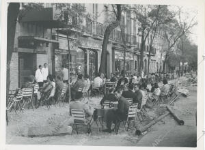 Curiosa imagen de las obras, con una terraza repleta de gente, a pesar de las...