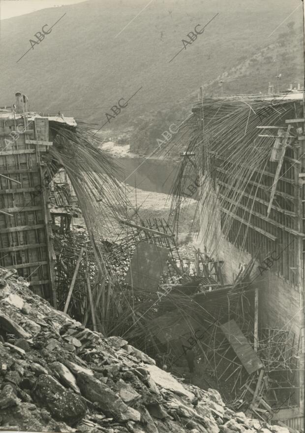 Al derrumbarse parte de la estructura metálica de la presa del embalse que se...