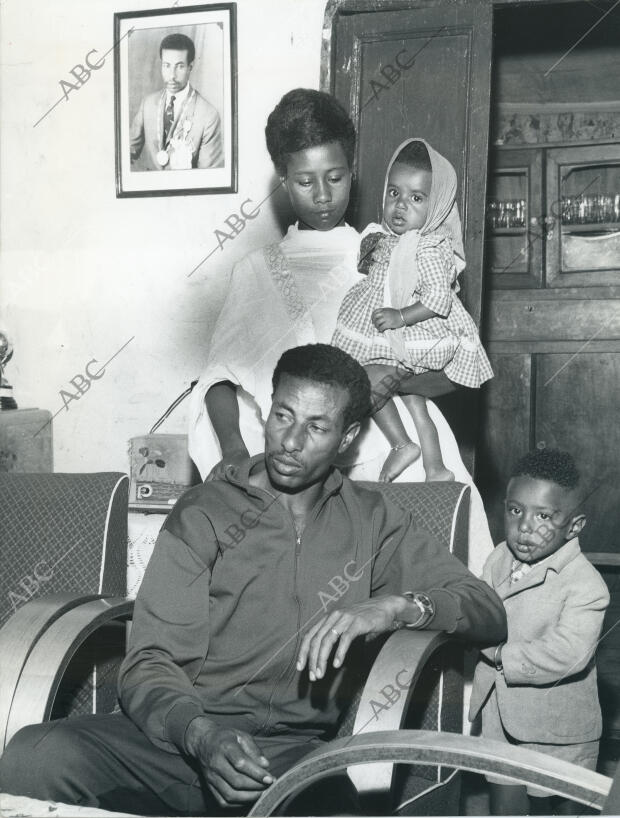 Abebe Bikila, campeón de maratón en las olimpiadas de Roma de 1960, posa con su...