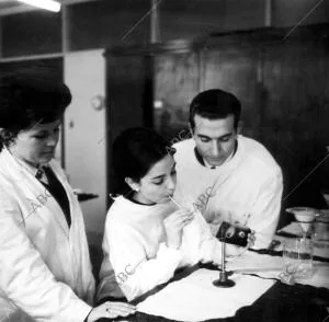 Estudiantes Realizando Prácticas en el laboratorio de la facultad de farmacia