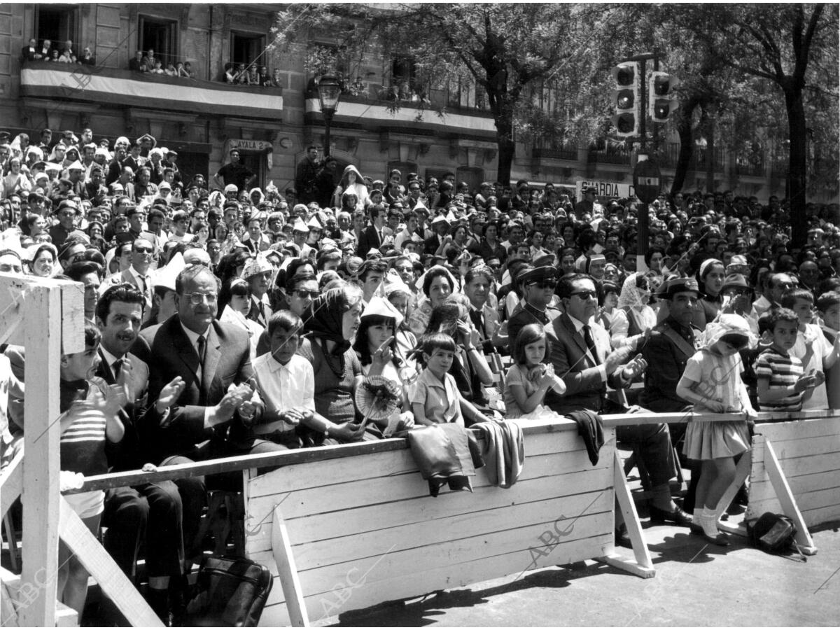 El Público En El Desfile De La Victoria De 1966 Archivo Abc 2728