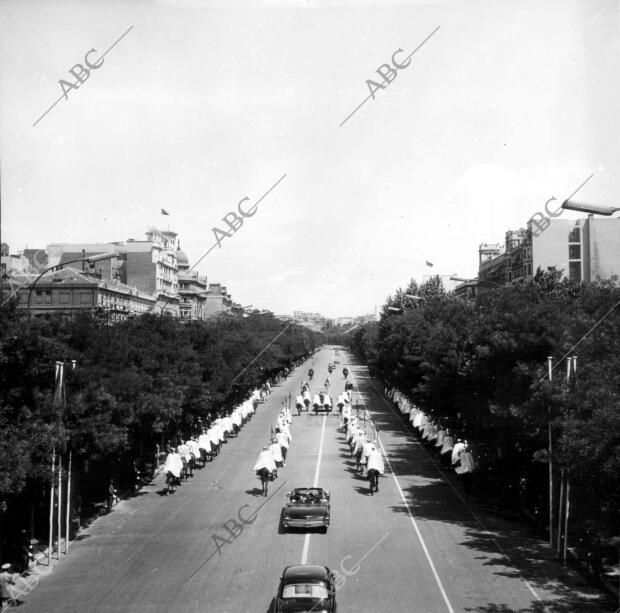 Llegada de Franco, Escoltado por la guardia Mora, al desfile de la Victoria