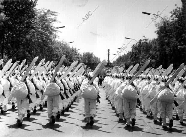 Los Batallones de montaña en el desfile de la victoria de 1966