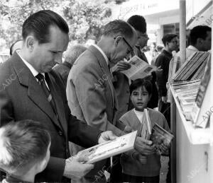 La Feria del Libro, que estrenó instalaciones en Recoletos, fue muy visitada por...