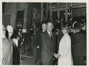 Henry Fonda, su mujer Shirlee Maye Adams y Robert Ryan en la puerta del cine...