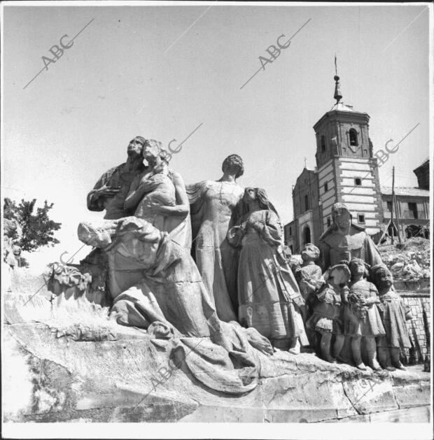 Uno de los Grupos Escultóricos del antiguo monumento al sagrado Corazón,...