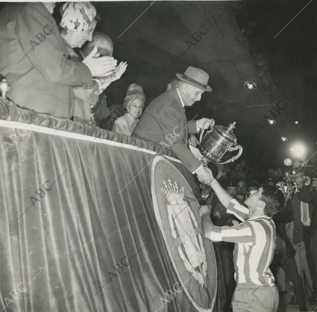 El Jefe del Estado haciendo entrega a Collar del trofeo