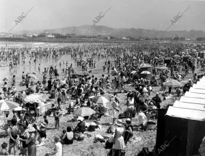 Gijón, agosto de 1965. Vista de la playa de San Lorenzo