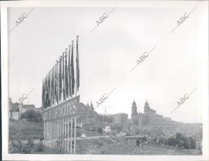 Banderas de la entrada A burgo de las Naciones en Santiago de Compostela