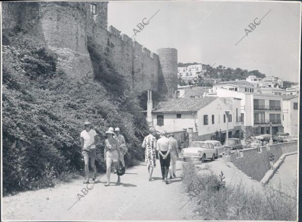 Paseo que sube al castillo de Tossa de Mar