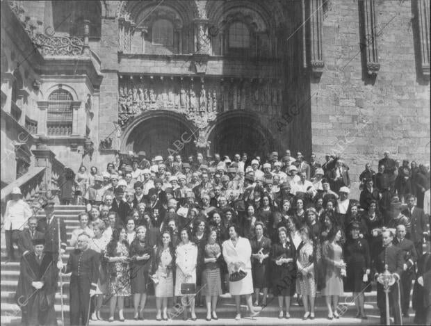 Peregrinación de la Universidad Española: Vistiendo el atuendo Académico, los...