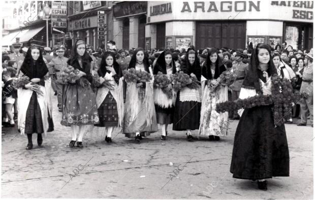 La reina de las fiestas y sus damas en la ofrenda de las flores