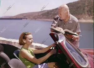 Luis César Amadori, dirigiendo a Rocio Durcal durante el rodaje de la película...