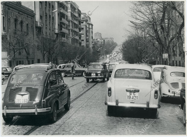 Automóviles por la calle de Serrano