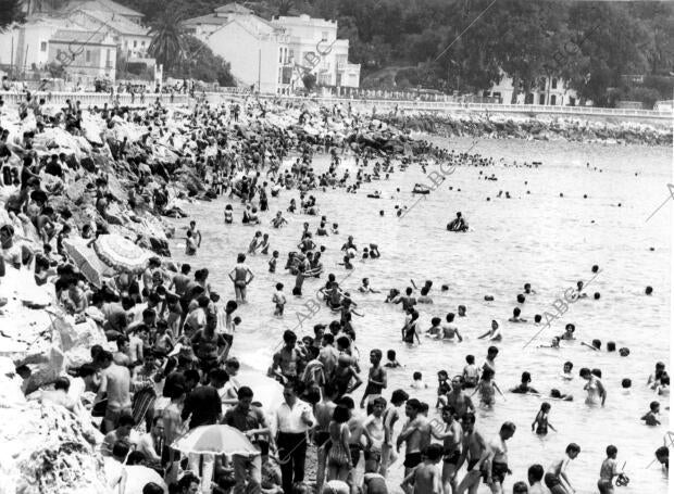 Torremolinos (Málaga), 1966. Turistas disfrutando en la playa