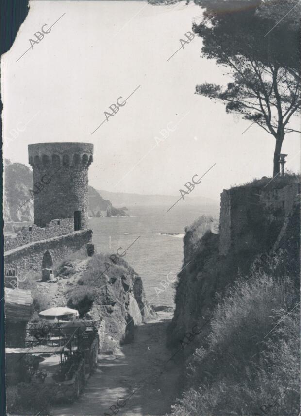 Vista de Tossa de Mar. Una calle hacia el Mar