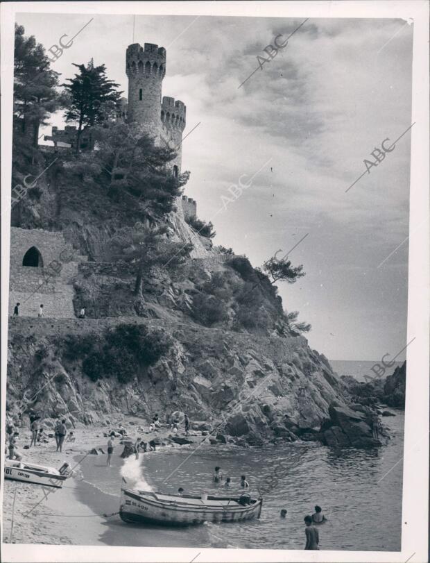 Vista de la costa brava en Lloret de mar donde Podemos ver A los Bañistas...