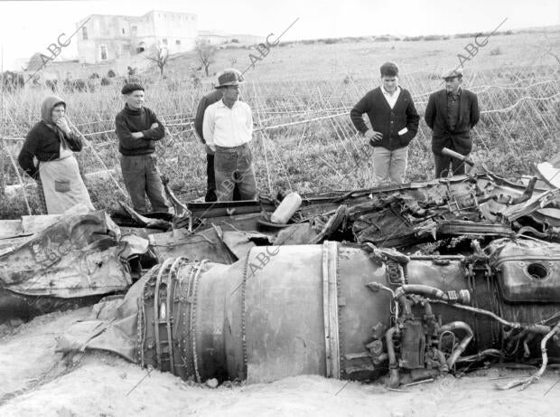 Algunos vecinos observan los restos del avión