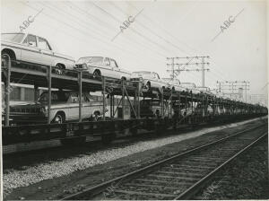 En la imagen, automóviles Dodge en un tren