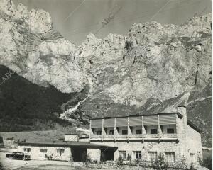 Vista del Parador Nacional, muy próximo al nacimiento del río Deva