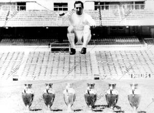 Francisco Gento con las 6 Copas de Europa que consiguió en su carrera, 5 de...