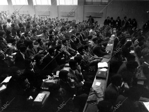 Debate en la Universidad Española sobre el Referendum celebrado en la facultad...