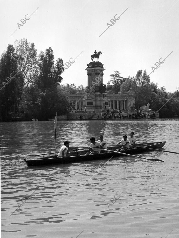 Remeros en el estanque del retiro en una celebración de las Fiestas de san...