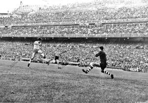 Villa marca el primer gol de la final de Copa de 1966, que ganó el Real Zaragoza...