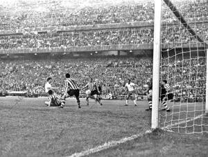 En la imagen el segundo gol Zaragocista, obra de Lapetra