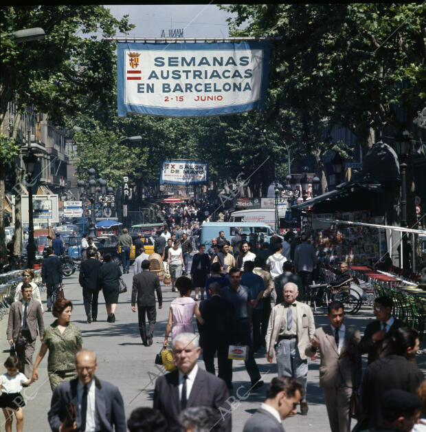 Una vista de las Ramblas, con los anuncios de las semanas asutriacas y el X...