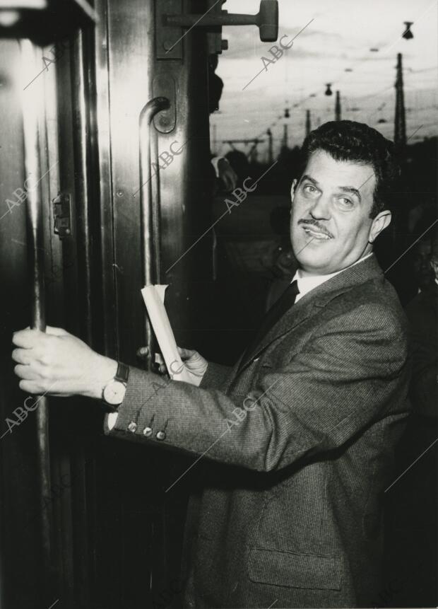 El seleccionador nacional José Villalonga, antes de subir al tren en el que...