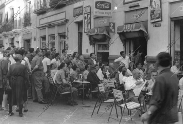 La gente del barrio, en el bar Bruno, durante la retransmisión de un partido de...