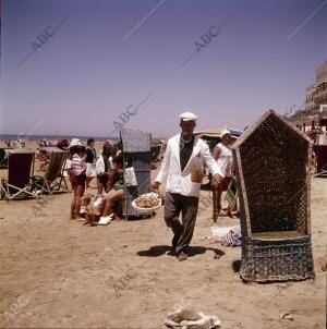 Vendedor de marisco en la playa de la Victoria, en Cadiz