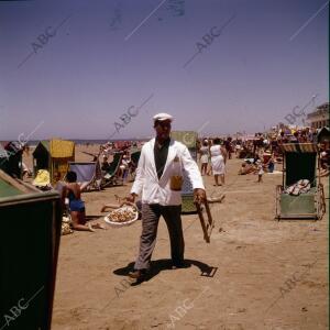 Un vendedor de marisco en la playa de la Victoria