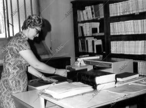 Documentalista Trabajando la técnica del Microfilm