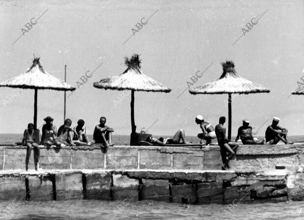 Turistas en la playa de Torremolinos (Málaga)