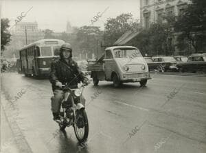 Por las calles de Madrid se empiezan a ver carteros motorizados que han trocado...