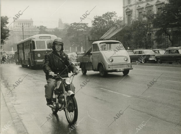 Por las calles de Madrid se empiezan a ver carteros motorizados que han trocado...