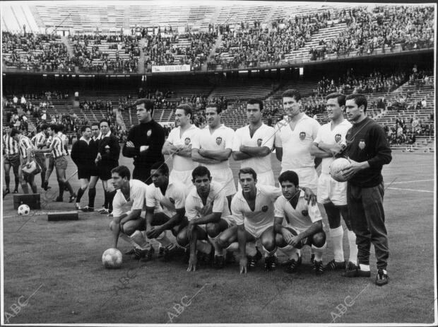 Equipo del Valencia club de fútbol en la inauguración del estadio Manzanares...