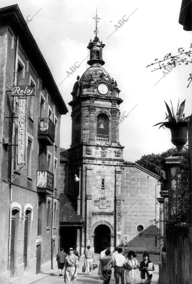 Vista de la torre de la iglesia del pueblo Santurce (Vizcaya)