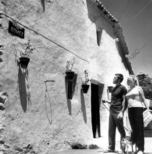 Turistas en la calle Gomez en el pueblo de Nerja (Málaga)