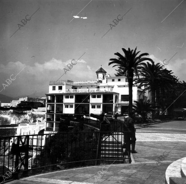 El balcón de Europa, con sus Viejos-Nuevos Cañones, en Nerja (Málaga)