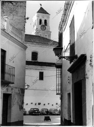 Vista de una calle de Marbella, con la torre de la iglesia al Fondo