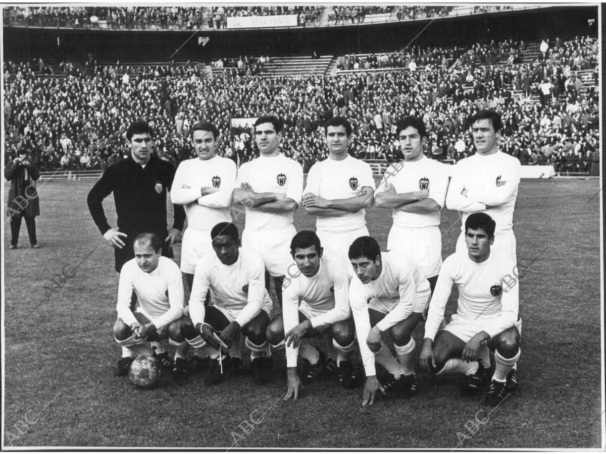 Equipo del Valencia club de fútbol en la temporada 1966-1967 - Archivo ABC
