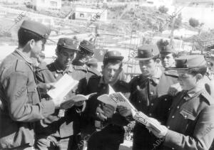 Soldados de la guarnición Malagueña Recibiendo Libros que les Hablan de España...