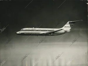 Imagen del bireactor Douglas DC-9, llamado Madrid, para distancias cortas y...