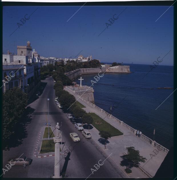 Pueden distinguirse las torres coloniales del Carmen y el fortín de la...