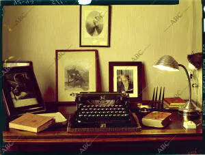 En la imagen, el escritorio y la maquina de escribir