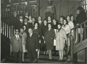 Los alumnos de la Escuela de Bibliotecarios y Documentalistas, acompañados de...