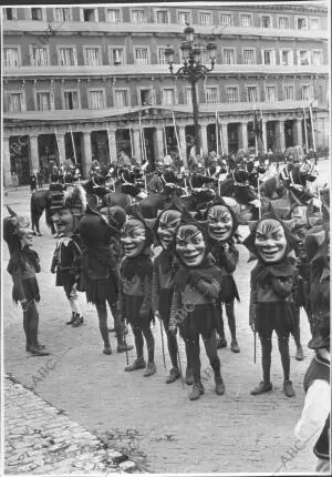 Gigantes y Cabezudos en la plaza mayor de Madrid, durante las Fiestas de san...